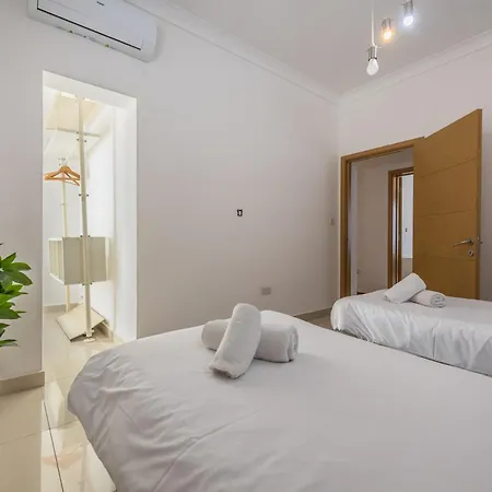 Hard To By - Modern & Huge House In Nyaraló